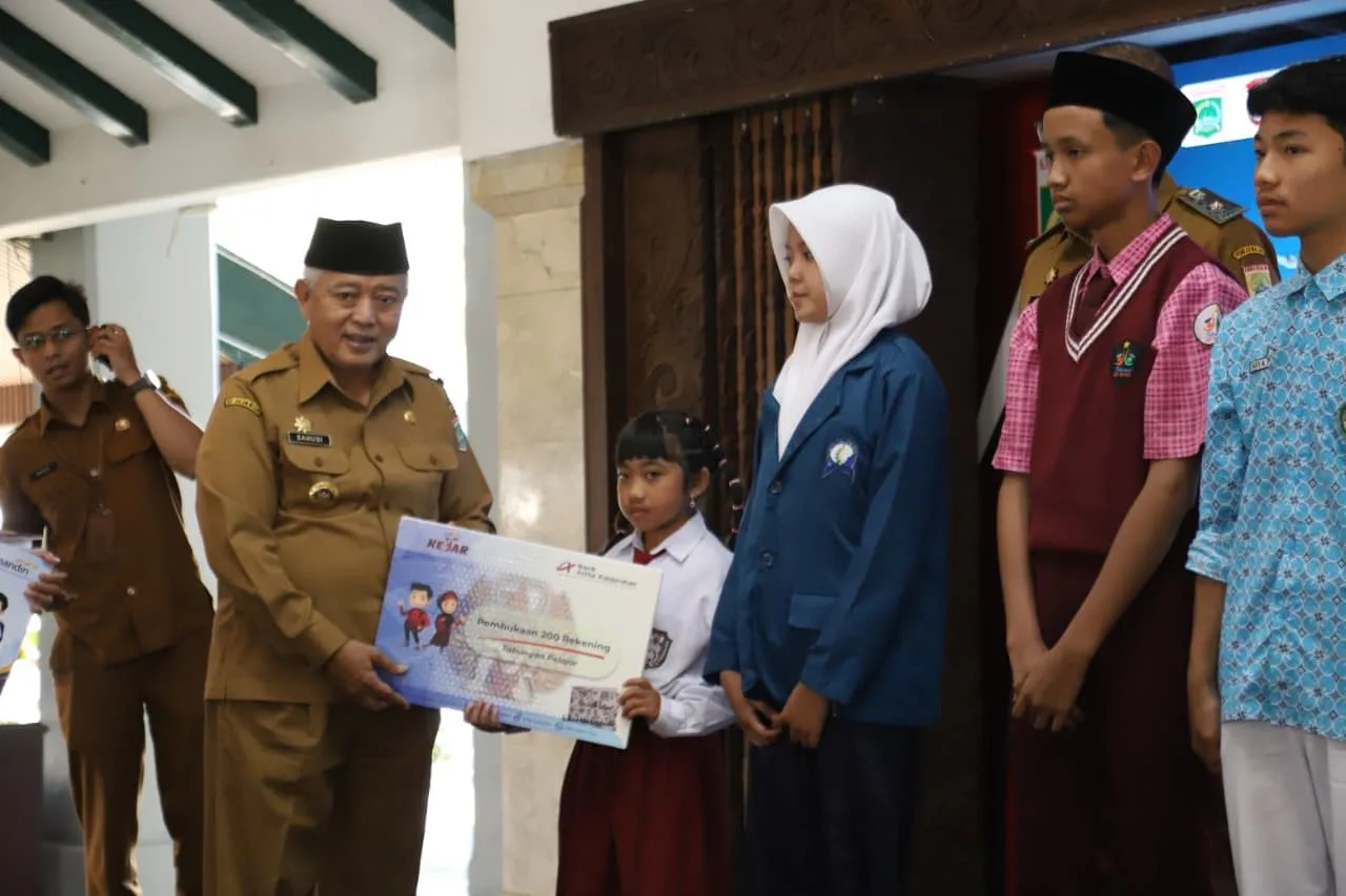Bupati Malang, Sanusi menyerahkan rekening gratis untuk pelajar secara simbolis. Foto: Pemkab Malang