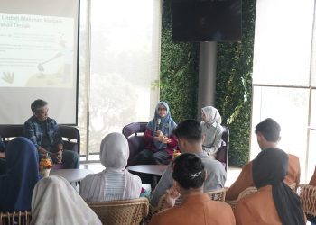 Wakil Rektor II Unikama, Irma Tyasari, SE, S.Pd, MM, Ak, CA, CPA, CRA, Ph.D memaparkan materi soal ekonomi sirkuler dalam mengolah limbah sampah makanan. (Foto/M Sholeh)