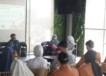 Wakil Rektor II Unikama, Irma Tyasari, SE, S.Pd, MM, Ak, CA, CPA, CRA, Ph.D memaparkan materi soal ekonomi sirkuler dalam mengolah limbah sampah makanan. (Foto/M Sholeh)