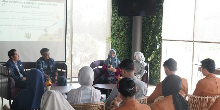 Wakil Rektor II Unikama, Irma Tyasari, SE, S.Pd, MM, Ak, CA, CPA, CRA, Ph.D memaparkan materi soal ekonomi sirkuler dalam mengolah limbah sampah makanan. (Foto/M Sholeh)