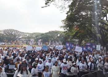 Simpatisan MBG bersenam ria dalam aksi yang digelar di Bundaran Alun Alun Tugu Kota Malang (M Sholeh)