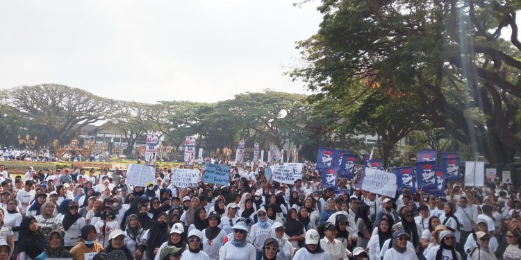 Simpatisan MBG bersenam ria dalam aksi yang digelar di Bundaran Alun Alun Tugu Kota Malang (M Sholeh)