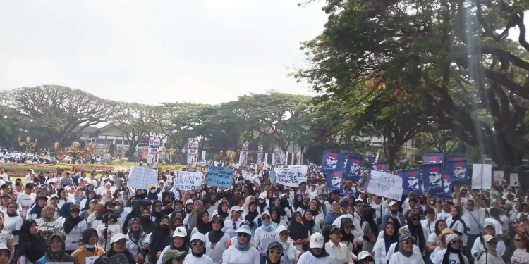 Simpatisan MBG bersenam ria dalam aksi yang digelar di Bundaran Alun Alun Tugu Kota Malang (M Sholeh)