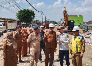 Wali Kota Malang, Wahyu Hidayat meninjau pembangunan jalan kembar di Pasar Induk Gadang. (Foto/M Sholeh)