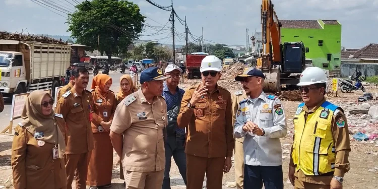 Wali Kota Malang, Wahyu Hidayat meninjau pembangunan jalan kembar di Pasar Induk Gadang. (Foto/M Sholeh)