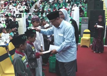 Rektor Unisma Prof. Junaidi saat memberikan santunan kepada ribuan anak yatim dan dhuafa. Foto: Azmy