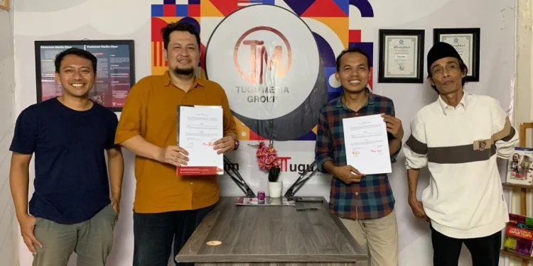 Edi Purwanto (dua dari kanan) dan CEO Tugu Media Group Irham Thoriq (dua dari kiri) saat menandatangani MoU pada 2024 lalu di kantor Tugu Media Group, Jalan Dirgantara, Kota Malang. Foto: dok