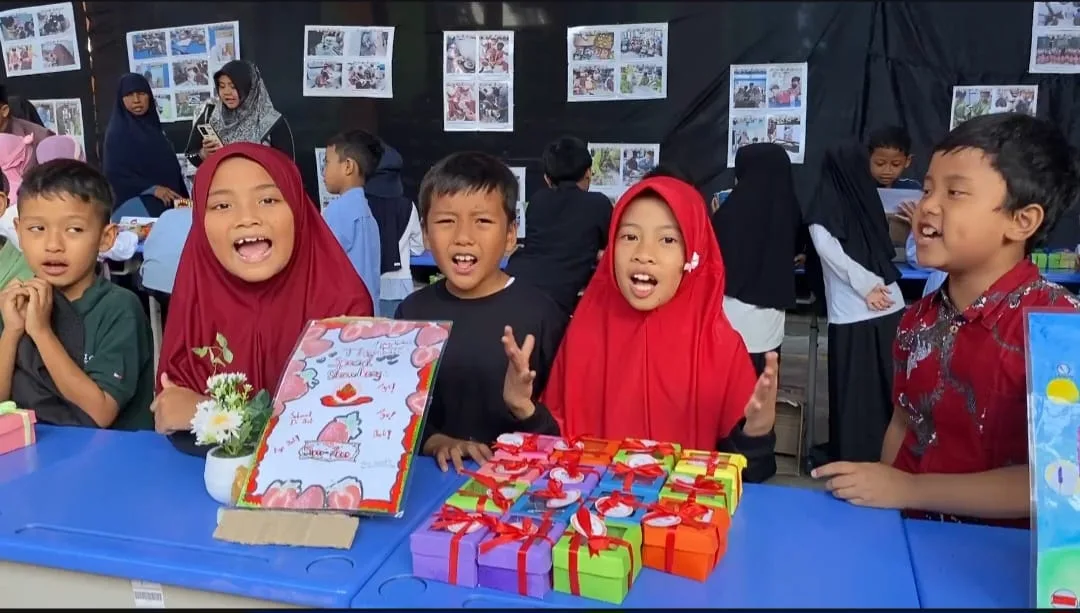 Siswa SDIT Insan Permata Malang menunjukkan produk yang mereka buat dalam acara Gelar Karya yang mengusung tema Pejuang Jelantah. /Foto: Dok. SDIT Insan Permata.