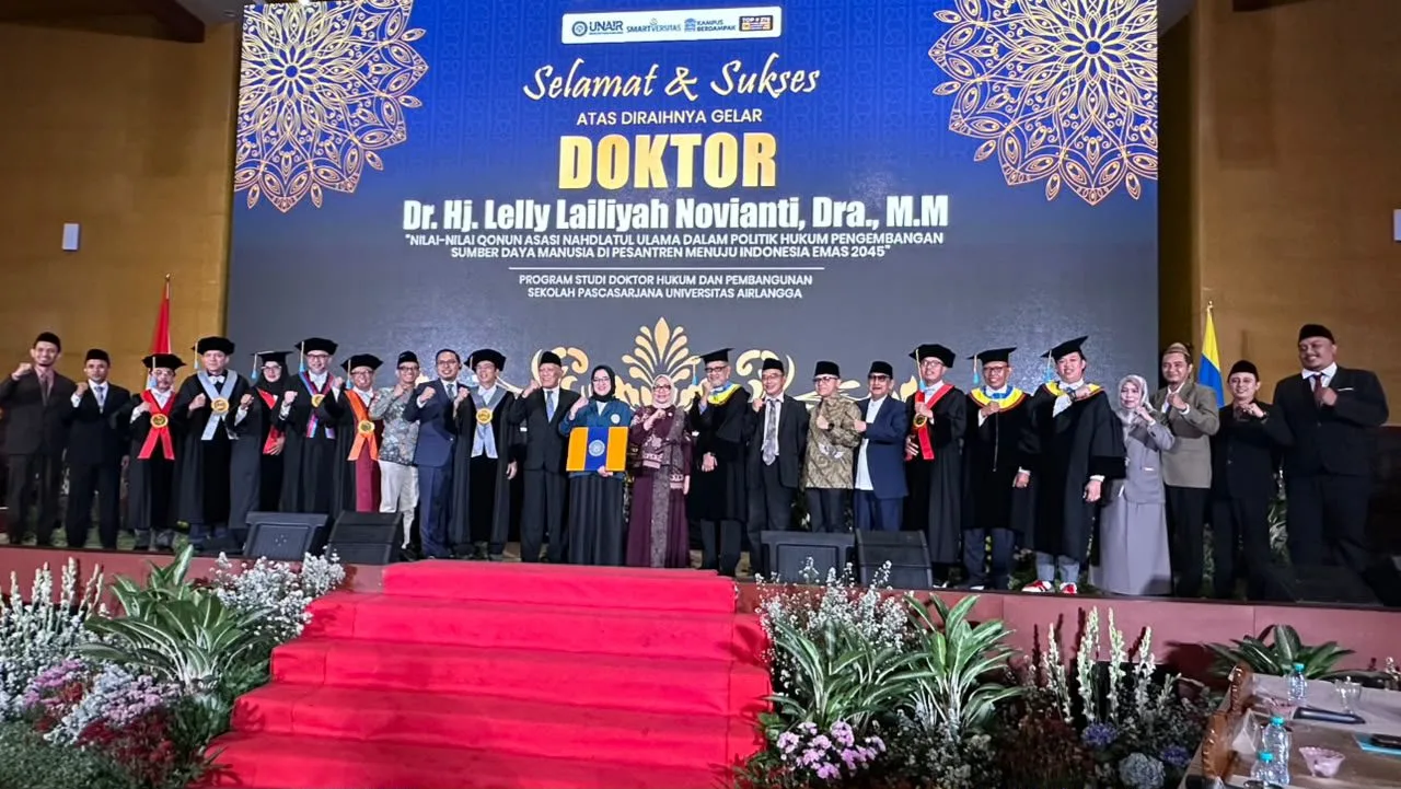 Foto bersama di acara ujian doktor terbuka pengasuh Tebuireng di UNAIR. Foto/dok UIN Malang