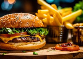 Rekomendasi tempat burger Malang yang enak dan harganya terjangkau. /Foto: Pinterest/Sonu