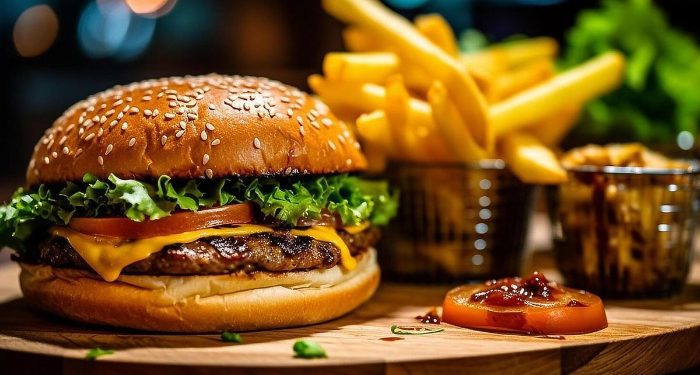 Rekomendasi tempat burger Malang yang enak dan harganya terjangkau. /Foto: Pinterest/Sonu