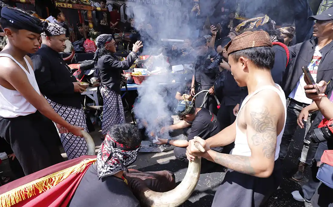 Kirab budaya ngarak banteng