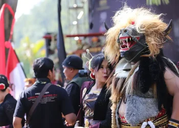 Kirab budaya ngarak banteng