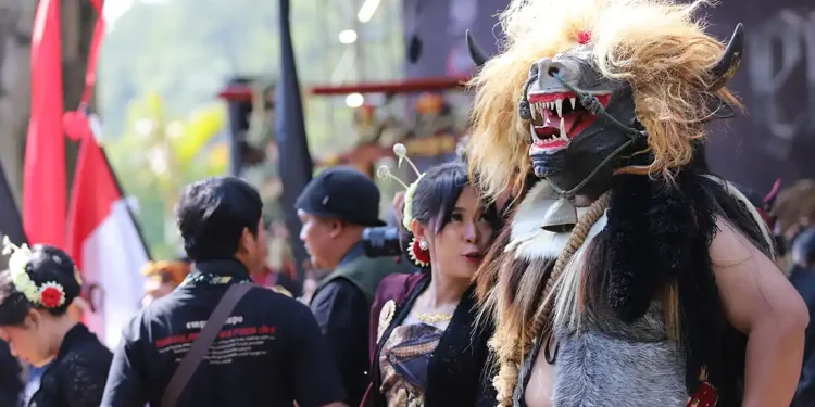 Kirab budaya ngarak banteng