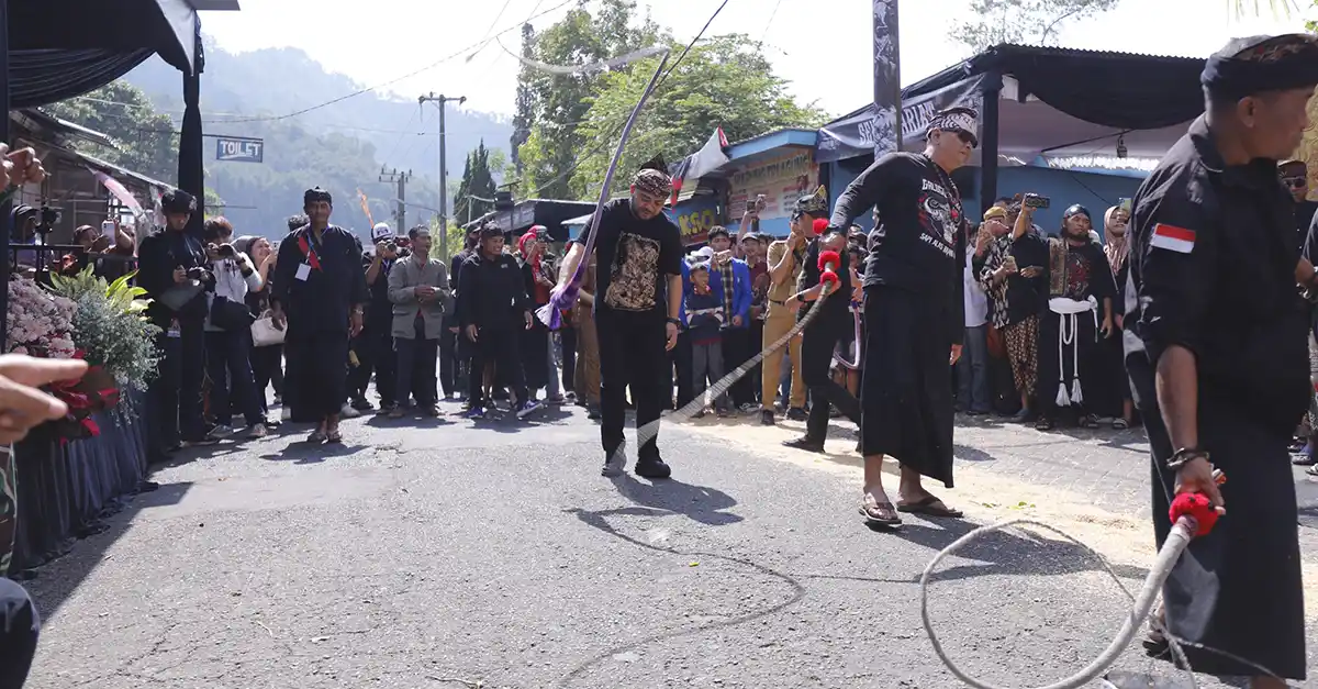 Kirab budaya ngarak banteng
