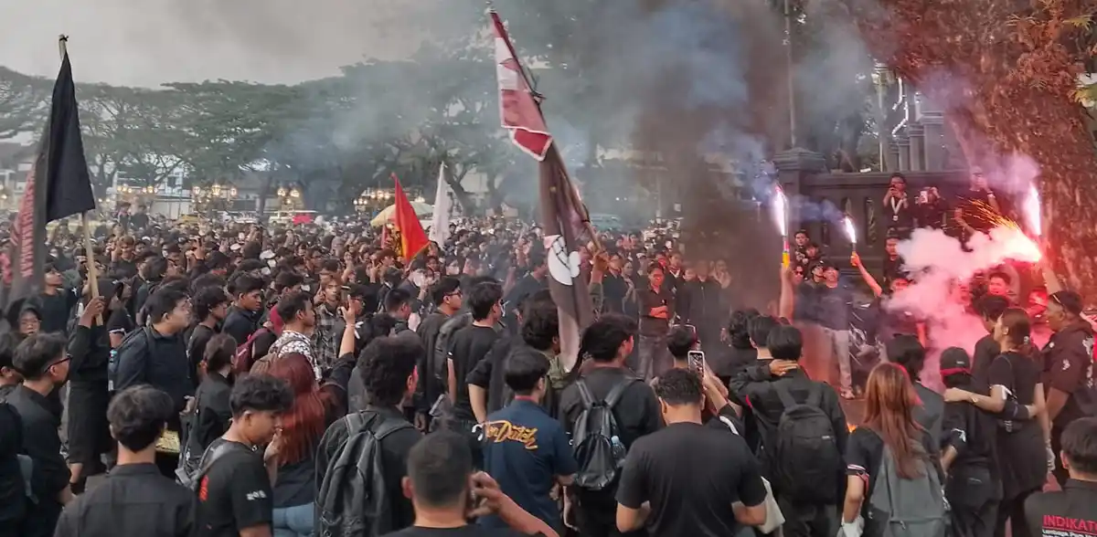 aksi demo di depan Gedung DPRD