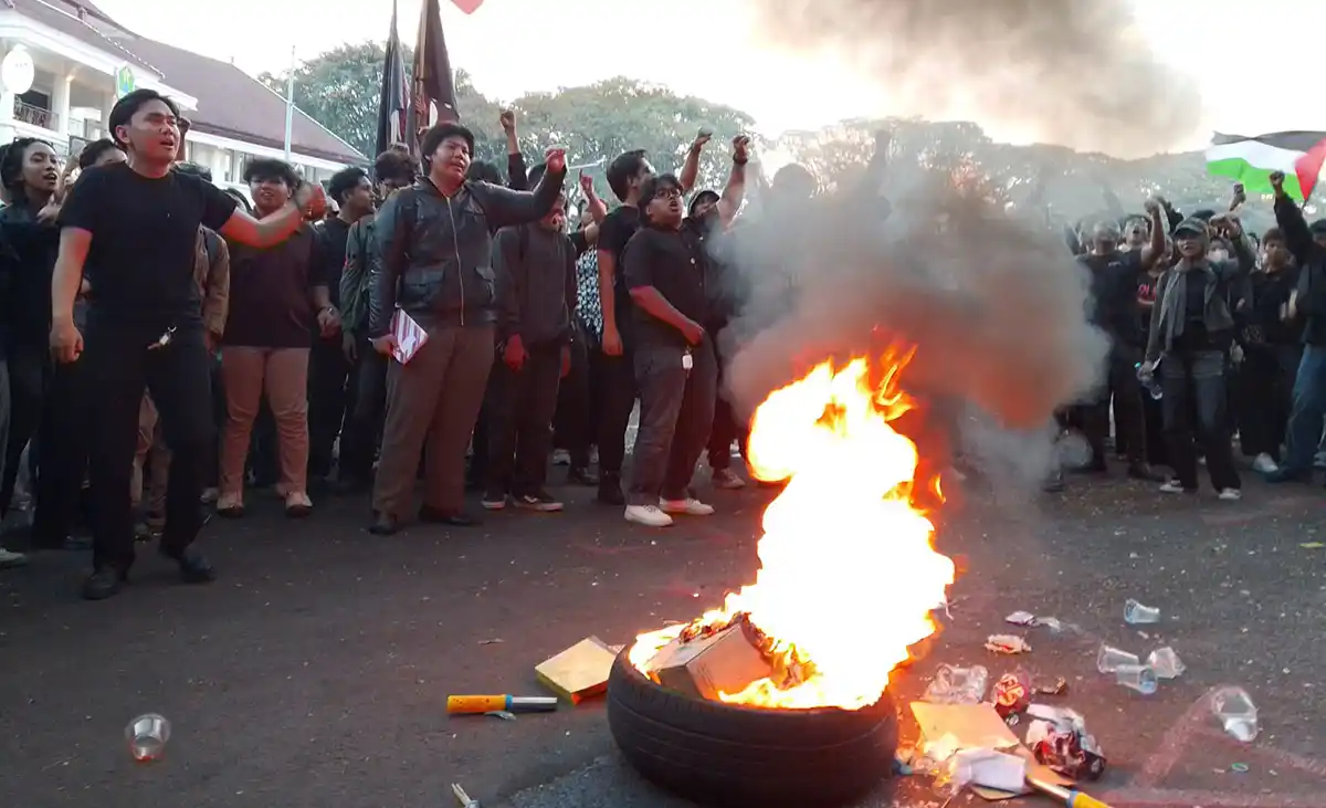 aksi demo di depan Gedung DPRD