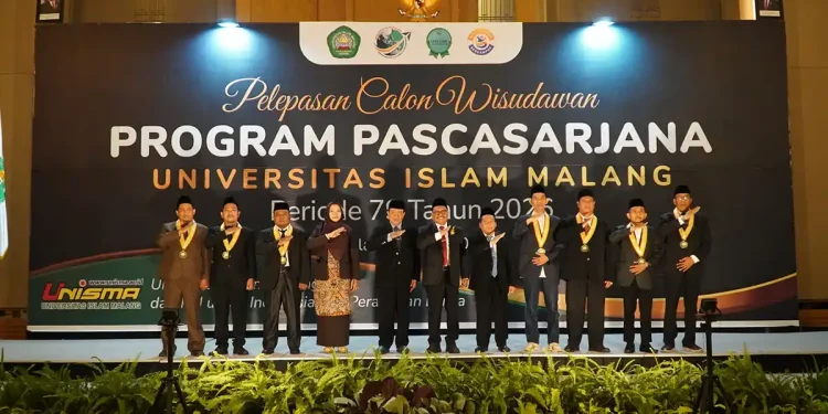 Direktur Pascasarjana Unisma, Prof. H.M. Mas'ud Said, M.M, Ph.D (enam dari kiri) berpose bersama wisudawan. /Foto: Dok.