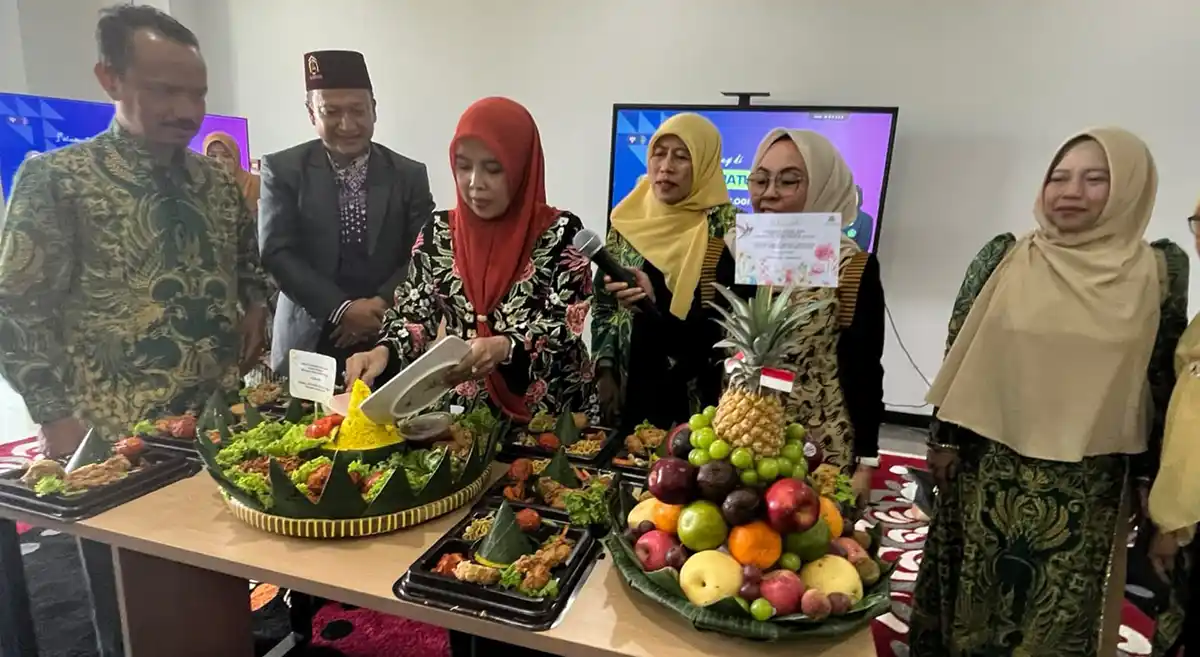  Prosesi pemotongan tumpeng