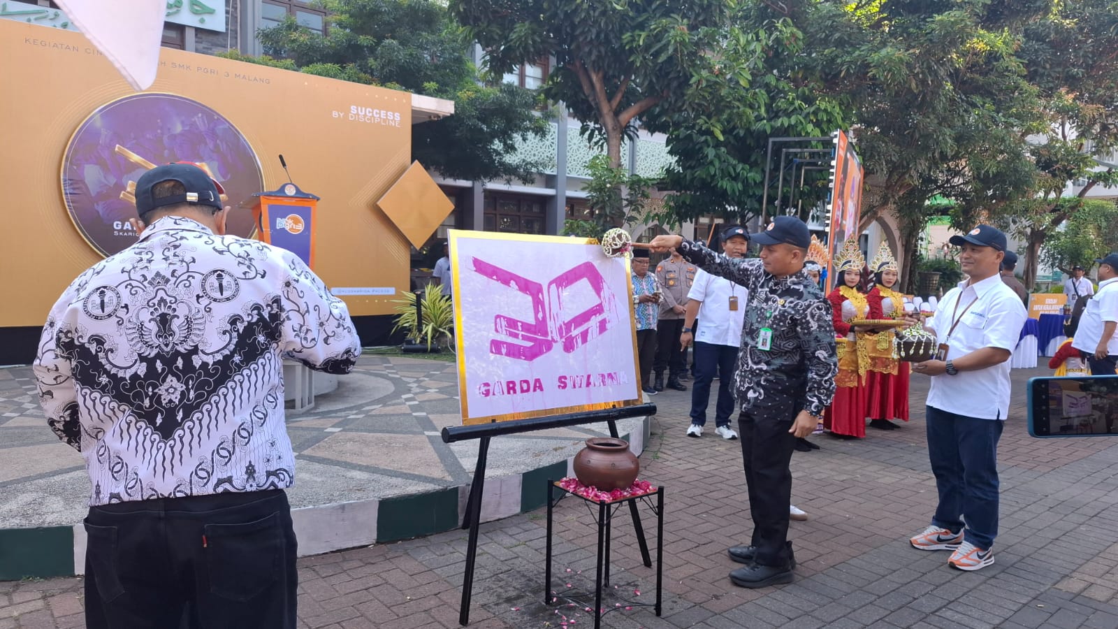 Cara kreatif SMK PGRI 3 Malang membuka KCS ke-39 dengan menyiramkan air berwarna pada media kertas bertema Garda Swarna. Foto: Azmy