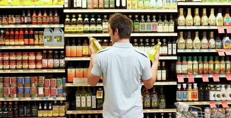 Ilustrasi perilaku konsumen, yaitu membandingkan suatu produk dengan produk lain berdasarkan kondisi ekonomi dan pengalaman. (Foto: Pinterest)