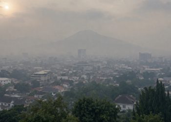 Prakiraan cuaca Malang, terutama di wilayah Kota Malang pada Rabu, 1 Juli 2026 dalam kondisi udara kabur. /Foto: Ilustrasi dibuat dengan AI.