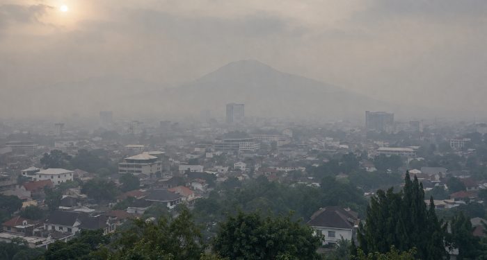 Prakiraan cuaca Malang, terutama di wilayah Kota Malang pada Rabu, 1 Juli 2026 dalam kondisi udara kabur. /Foto: Ilustrasi dibuat dengan AI.