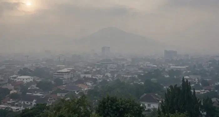 Prakiraan cuaca Malang, terutama di wilayah Kota Malang pada Rabu, 1 Juli 2026 dalam kondisi udara kabur. /Foto: Ilustrasi dibuat dengan AI.
