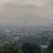 Prakiraan cuaca Malang, terutama di wilayah Kota Malang pada Rabu, 1 Juli 2026 dalam kondisi udara kabur. /Foto: Ilustrasi dibuat dengan AI.