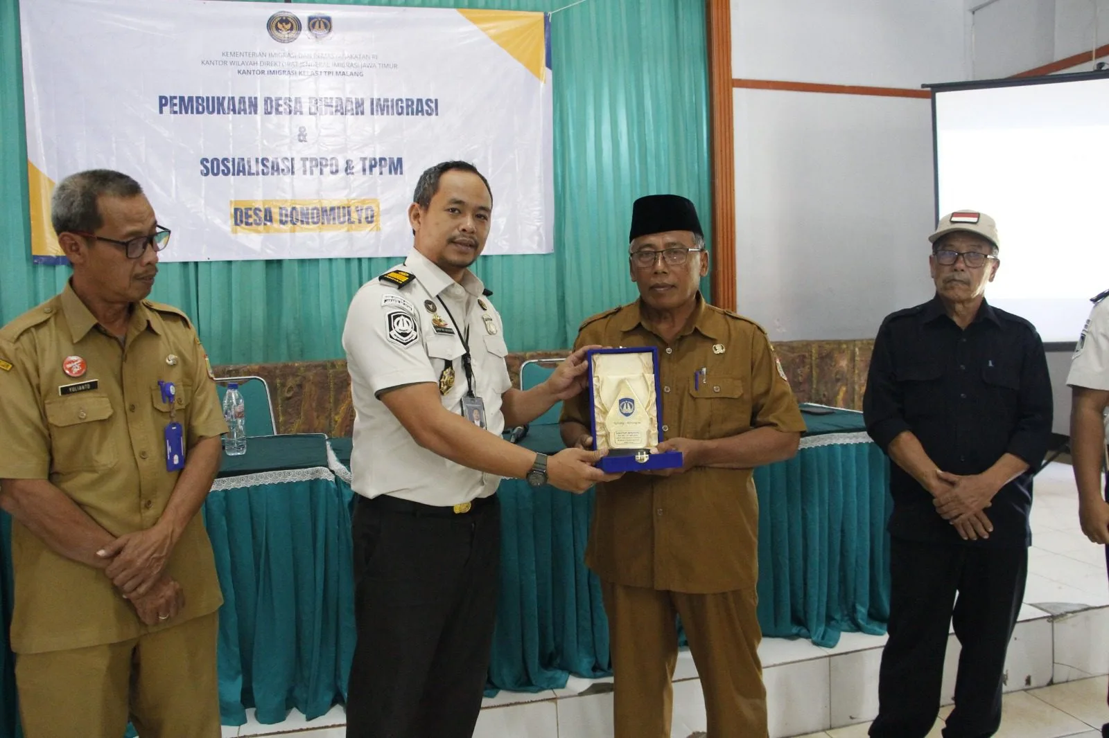 Kantor Imigrasi Kelas I TPI Malang sosialisasi di Desa Donomulyo, Kecamatan Donomulyo, Kabupaten Malang. Foto/dok