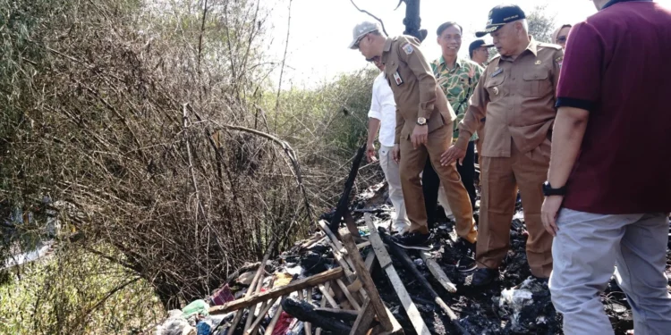 Bupati Malang, Sanusi (topi hitam) meninjau lahan di sekitar Pasar Turen yang terdampak kebakaran. Foto: Pemkab Malang