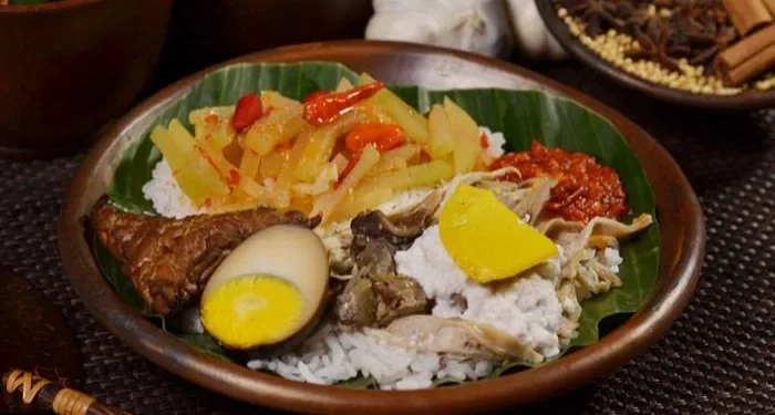 Rekomendasi 3 nasi liwet di Malang yang wajib dicoba untuk merasakan cita rasa khas kuliner Nusantara. /Foto: Pinterest/Damian De