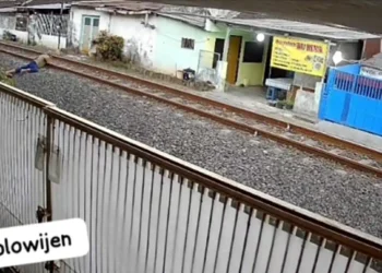 CCTV Rekam Lansia Rebahan di Rel Sebelum Tewas Tertabrak Kereta di Malang