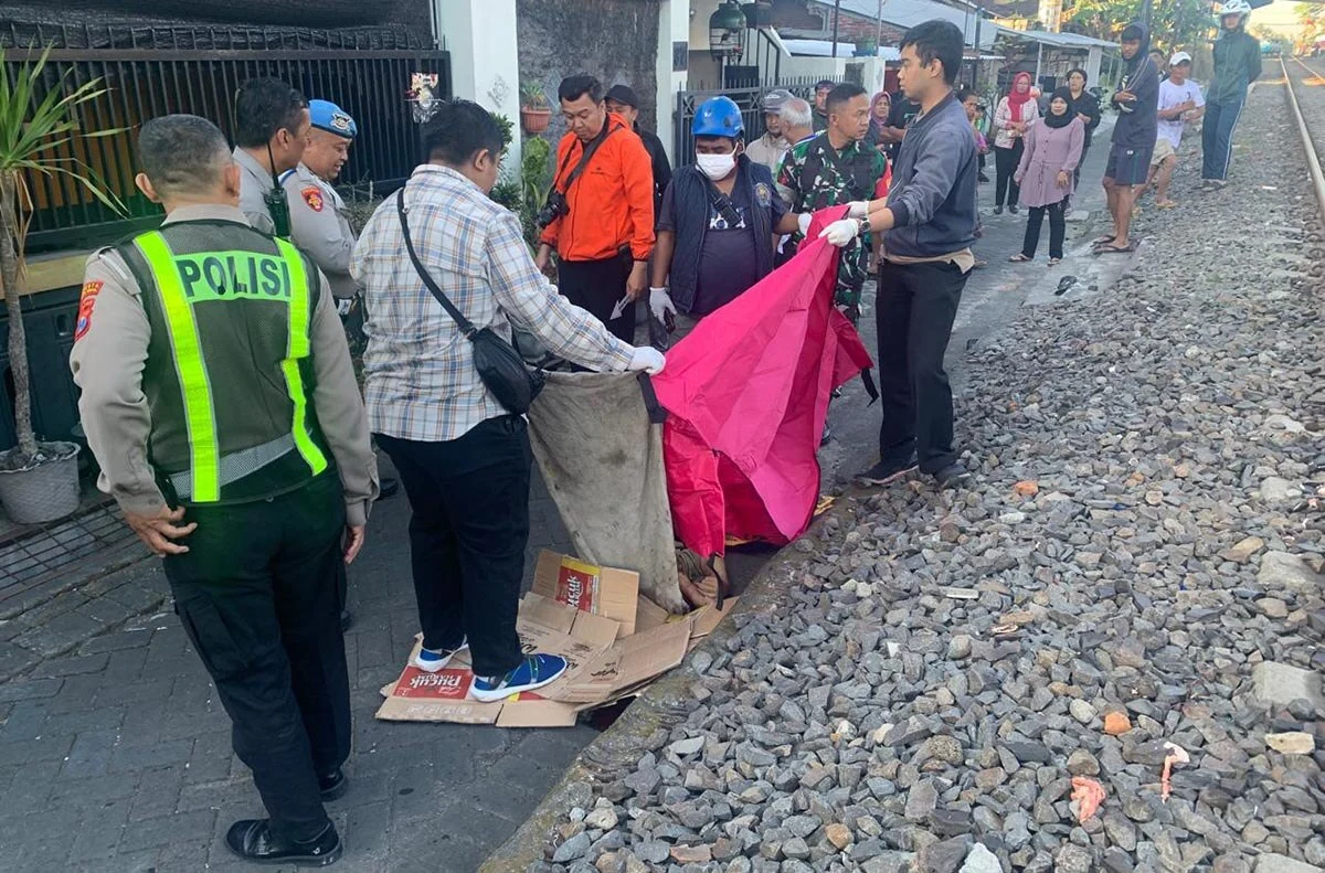 Cctv Rekam Lansia Rebahan Di Rel Sebelum Tewas Tertabrak Kereta Di Malang 18