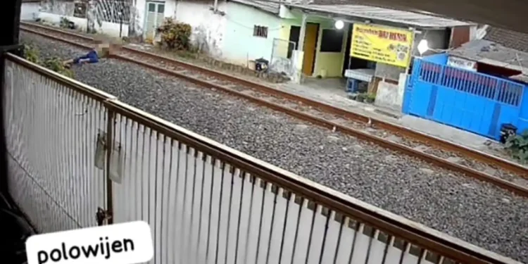 Tewas Tertabrak Kereta - CCTV Rekam Lansia Rebahan di Rel Sebelum Tewas Tertabrak Kereta di Malang