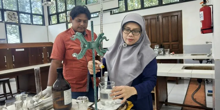 Dosen ITN Malang Dr. Ir. Nanik Astuti Rahman, ST. MT. IPM saat melakukan uji laboratorium. Foto/dok