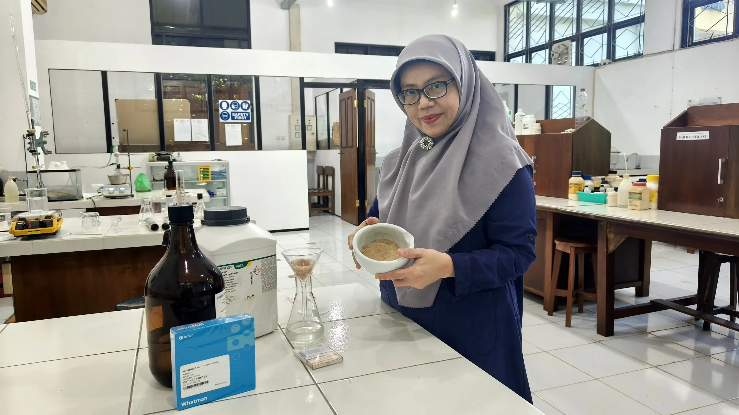 Dosen ITN Malang Dr. Ir. Nanik Astuti Rahman, ST. MT. IPM saat melakukan uji laboratorium. Foto/dok