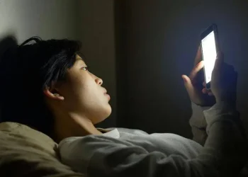 Doomscrolling, Saat Jempol Terus Menggulir Meski Isinya Bikin Cemas