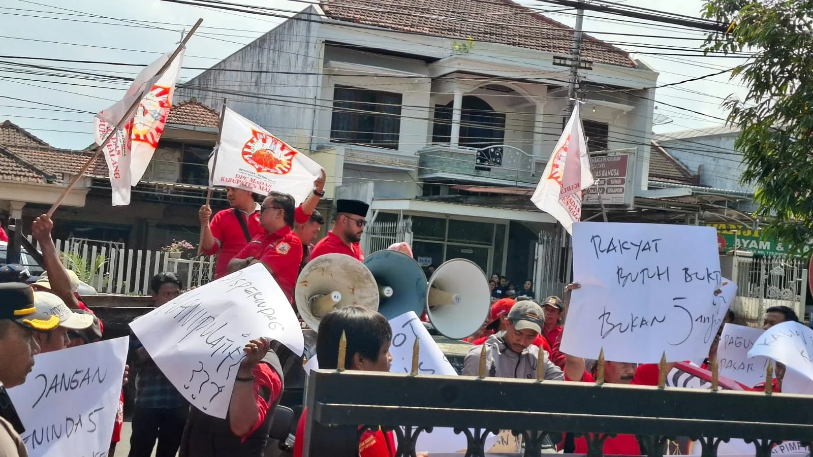 Dugaan Penyimpangan Jual Beli Lapak Pasar Karangploso, Ormas Madas Sedarah Desak Uang Pedagang Dikembalikan
