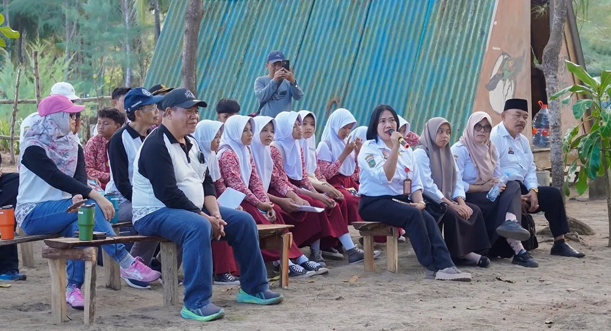 Hari Anak Nasional Unikama Ajak Siswa Sd Lepas Tukik Dan Tanam Mangrove Di Pantai Bajulmati 1