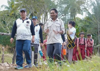 Hari Anak Nasional, Unikama Ajak Siswa SD Lepas Tukik dan Tanam Mangrove di Pantai Bajulmati