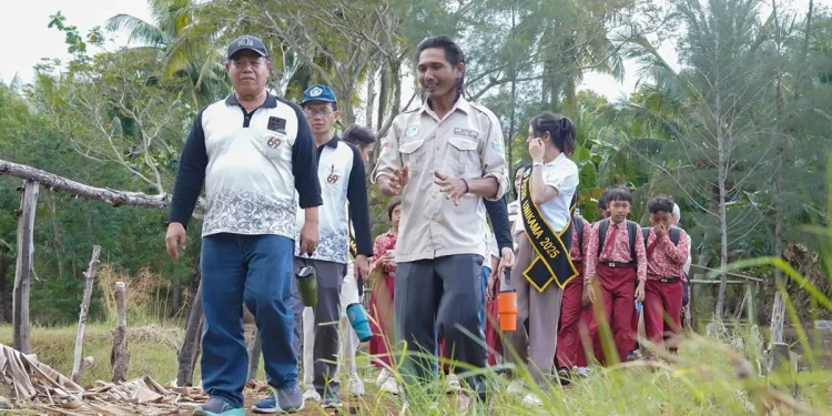 Hari Anak Nasional, Unikama Ajak Siswa SD Lepas Tukik dan Tanam Mangrove di Pantai Bajulmati
