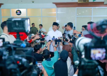 Menteri Sosial Saifullah Yusuf atau Gus Ipul saat menjelaskan penanganan pada keluarga penulis naskah Proklamasi, Sayuti Melik. Foto/dok