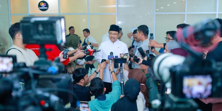 Menteri Sosial Saifullah Yusuf atau Gus Ipul saat menjelaskan penanganan pada keluarga penulis naskah Proklamasi, Sayuti Melik. Foto/dok