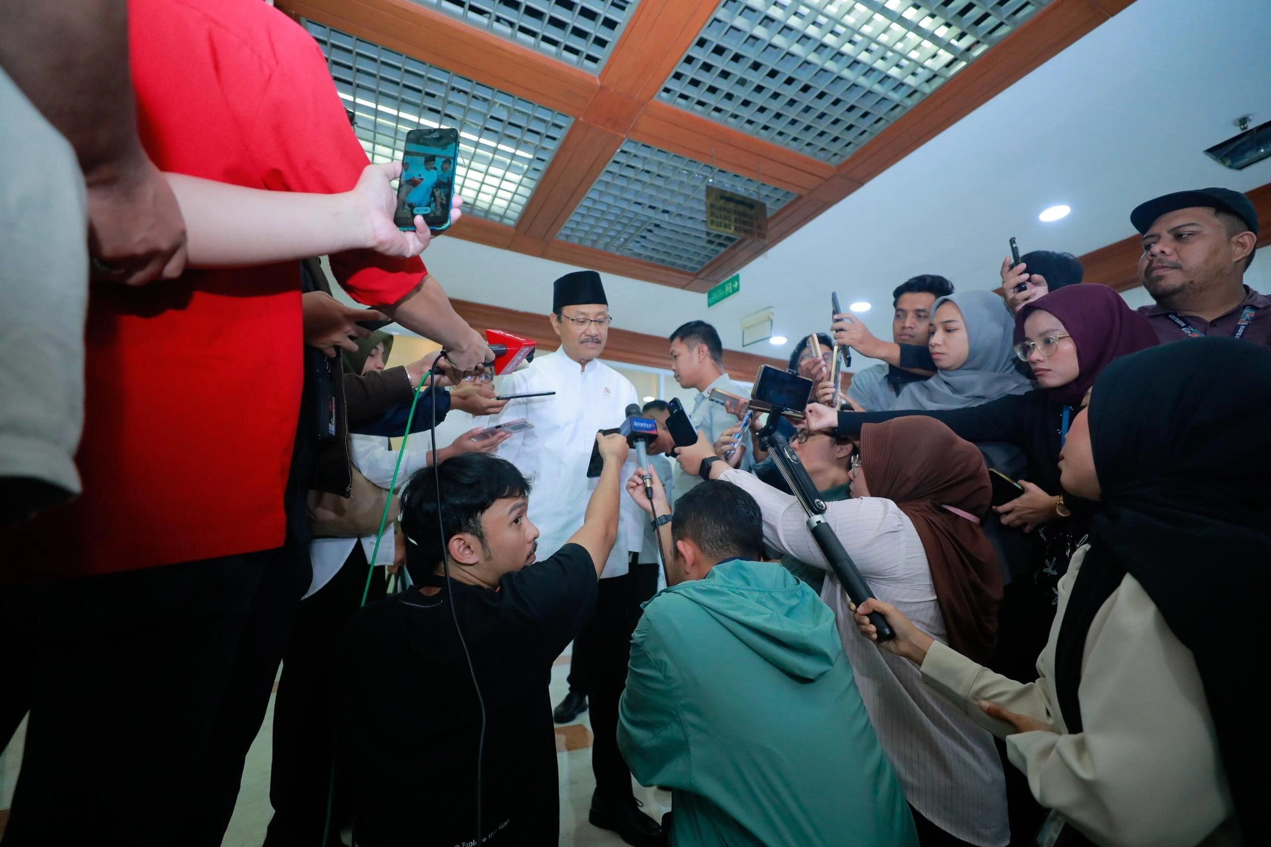 Menteri Sosial Saifullah Yusuf atau Gus Ipul saat menjelaskan penanganan pada keluarga penulis naskah Proklamasi, Sayuti Melik. Foto/dok