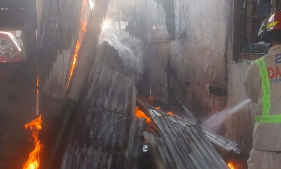 Kompor Gas Bocor Picu Kebakaran Bengkel dan Warung Kopi di Lawang