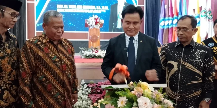 Menko Yusril Resmikan Pusat Kajian Konstitusi dan Demokrasi di Unikama