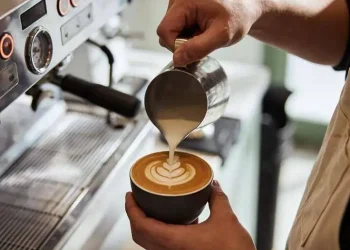 Cappuccino - Perbedaan Flat White, Latte, Cappuccino, dan Macchiato, Jangan Salah Pesan di Kafe