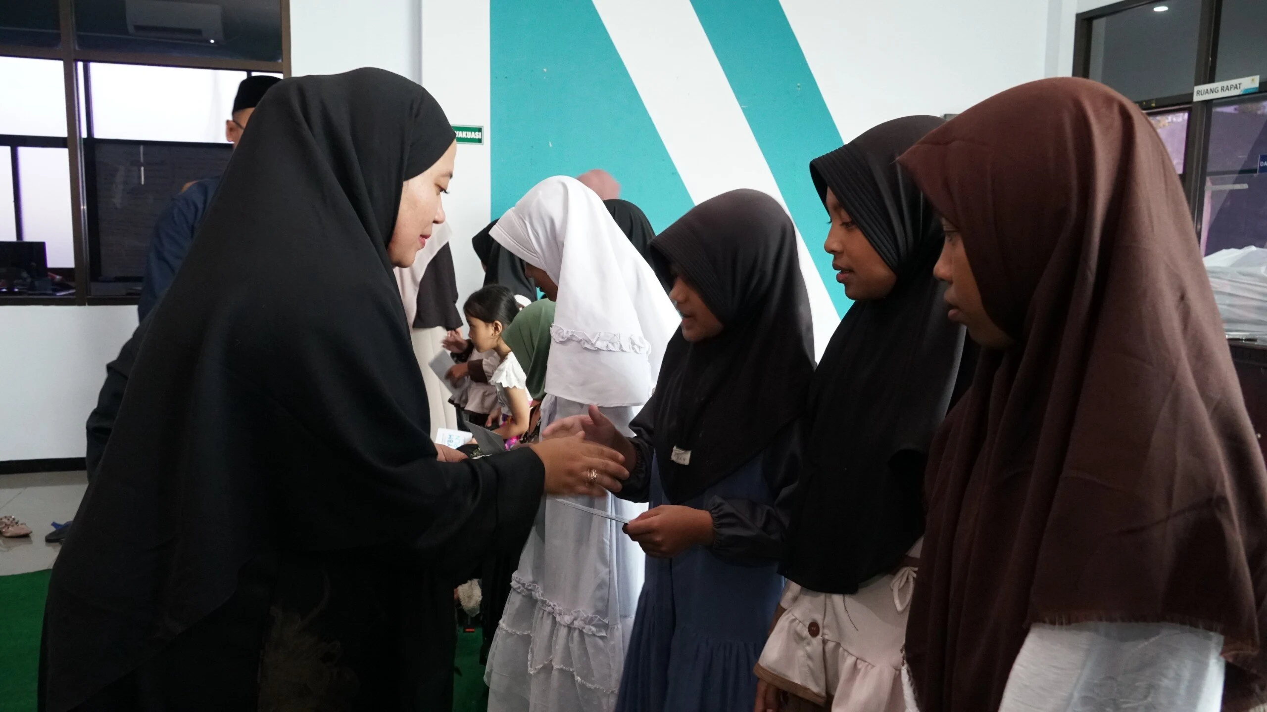 PLN UP3 Malang Bersama YBM PLN Tebar Bahagia untuk Generasi Penerus Bangsa