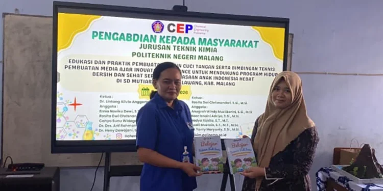 Polinema Latih Guru SD Mutiara Harapan Lawang Kembangkan Media Ajar Fun Science